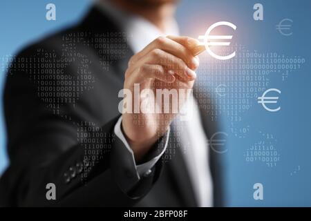 Geschäftsmann drücken Taste mit Euro-Symbol auf dem virtuellen Bildschirm. Konzept des Finanzhandels Stockfoto