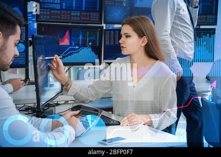 Doppelte Exposition von Charts mit Börsenmaklern, die im Büro arbeiten Stockfoto