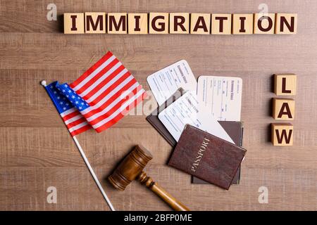 Würfel mit Text EINWANDERUNGSGESETZ, Richtergabel und amerikanische Flagge auf dem Tisch Stockfoto