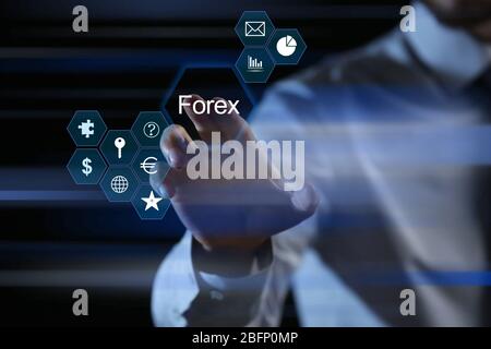 Finanzhändler, die mit einem virtuellen Bildschirm auf dunklem Hintergrund arbeiten. Forex-Konzept Stockfoto