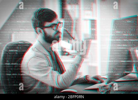 Hacker arbeiten mit Computer am Tisch. Konzept des Cyberangriffs Stockfoto