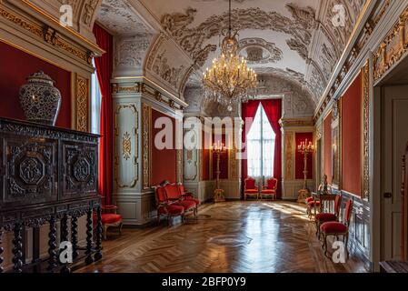 Innenräume der königlichen Hallen im Schloss Christiansborg in Kopenhagen Dänemark, Korridor mit antiken Möbeln und Gemälden Stockfoto