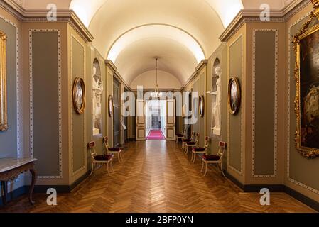 Innenräume der königlichen Hallen im Schloss Christiansborg in Kopenhagen Dänemark, Korridor mit antiken Möbeln und Gemälden Stockfoto