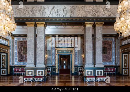 Innenräume der königlichen Hallen im Schloss Christiansborg in Kopenhagen, Dänemark, Kaiserzimmer mit antiken Möbeln Stockfoto