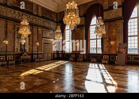 Innenräume der königlichen Hallen im Schloss Christiansborg in Kopenhagen, Dänemark, Kaiserzimmer mit antiken Möbeln Stockfoto