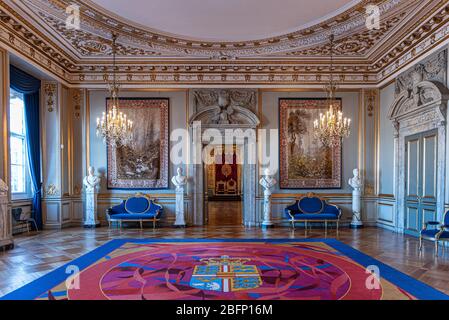 Innenräume der königlichen Hallen im Schloss Christiansborg in Kopenhagen, Dänemark, Kaiserzimmer mit antiken Möbeln Stockfoto