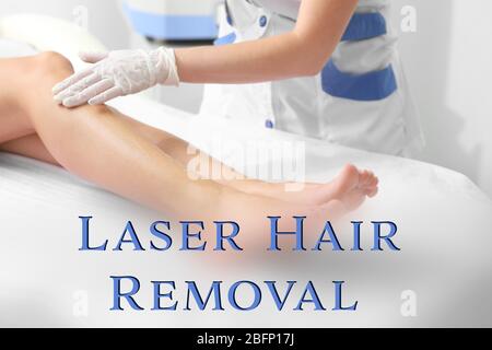 Kosmetikerin Anwendung Lotion auf das Bein der Frau nach Haarentfernung Verfahren im professionellen Salon Stockfoto
