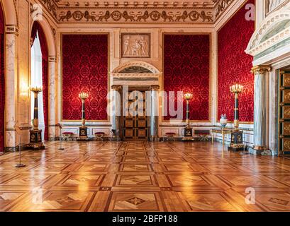 Innenräume der königlichen Hallen im Schloss Christiansborg in Kopenhagen, Dänemark, Kaiserzimmer mit antiken Möbeln Stockfoto