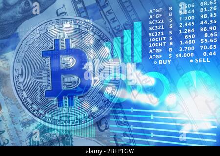 Grafiken, Preise und Bitcoin mit Dollar-Banknoten im Hintergrund. Konzept des Finanzhandels Stockfoto