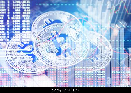 Grafiken, Raten und Bitcoins im Hintergrund. Konzept des Finanzhandels Stockfoto