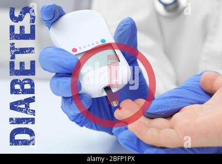 Arzt Messung des Blutzuckerspiegels im Blut des Patienten mit digitalem Glucometer, Nahaufnahme. Diabetes-Konzept Stockfoto