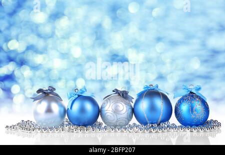 Weihnachtskugeln auf glänzend blauem Hintergrund Stockfoto