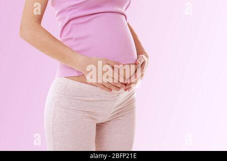 Schwangere Frau auf hellen Hintergrund Stockfoto