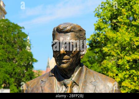 Bronzestatue des Präsidenten der Vereinigten Staaten von Amerika Ronald Reagan in Sonnenbrille auf dem Liberty Square in einer ungarischen Stadt Budapest, Ungarn Stockfoto