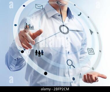 Geschäftsmann Hand drücken Zeit-Symbol auf virtuellen Bildschirm. Stockfoto