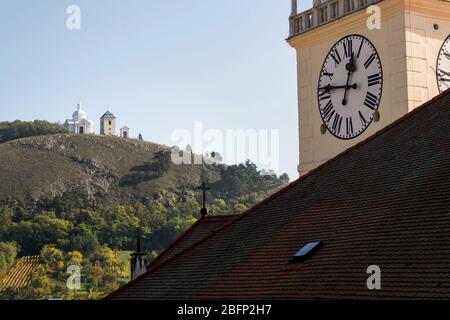 Naturschutzgebiet Heiliger Hügel von Mikulov mit Kreuzweg zur Wallfahrtskapelle des Heiligen Sebastian und Glockenturm, Mähren, Tschechische Republik, sonnig Stockfoto