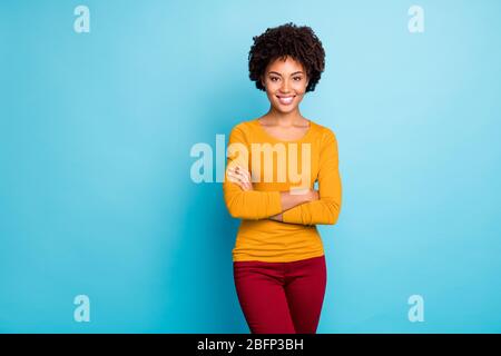 Porträt von fröhlichen Inhalt professionelle Arbeiter afro american girl Kreuz Hände bereit entscheiden Arbeit Entscheidungen tragen moderne rote Pullover isoliert über Stockfoto