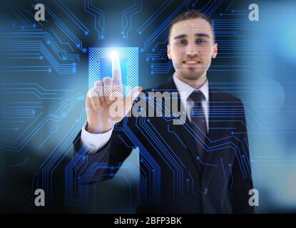 Schöner Mann berühren Symbol auf virtuellen Bildschirm Stockfoto