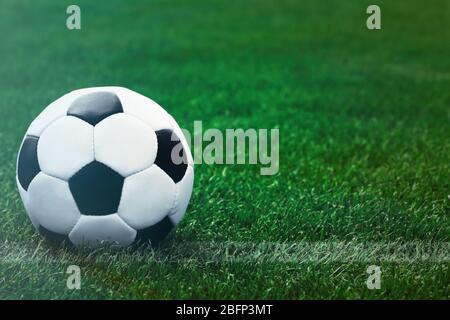 Fußball Fußballfeld Stadion und Ball auf grünem Gras Stockfoto