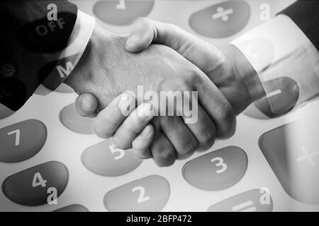 Business Handshake auf dem Rechner-Board Hintergrund Stockfoto