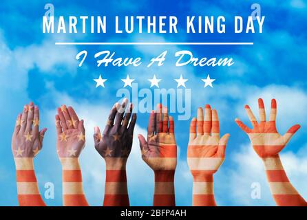 Martin Luther King Day. Verschiedene Hände auf blauen Himmel Hintergrund Stockfoto