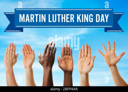 Martin Luther King Day. Verschiedene Hände auf blauen Himmel Hintergrund Stockfoto