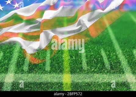 American Football auf dem Spielfeld und amerikanische Flagge Hintergrund Stockfoto