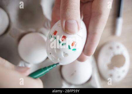 Schritt-für-Schritt-Anleitung für Fotos. Erstellen eines Musters mit Schablone. Zeichnen auf Ostereier mit Schablonen. Kinder Kunstprojekt. DIY-Konzept. Stockfoto