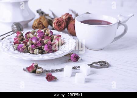 Kaffee und Tee rose Blumen auf dem Tisch closeup Stockfoto