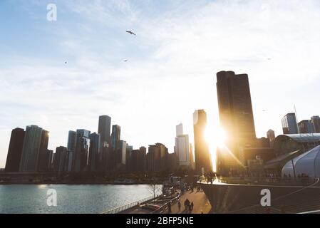 Chicago Navy Yard dureing Sonnenuntergang mit der Sonne geht in Stockfoto