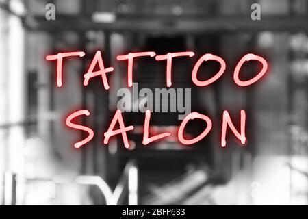 Text Tattoo Salon auf verschwommenem Hintergrund Stockfoto