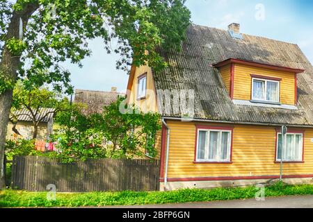 Blick auf die Straße mit altem Holzhaus in Parnu Estland Stockfoto