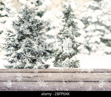 Holztisch auf verschwommenem Winterhintergrund. Stockfoto