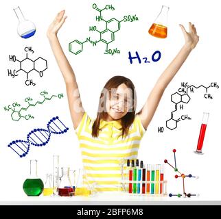 Student mit Reagenzgläsern auf weißem Hintergrund. Chemische Forschung im Labor. Bildungskonzept. Stockfoto