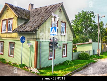 Blick auf die Straße mit altem Holzhaus in Parnu Estland Stockfoto