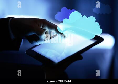 Geschäftsmann mit Tablet auf unscharfer Hintergrund. Cloud Computing und Informationsspeicherkonzept. Stockfoto