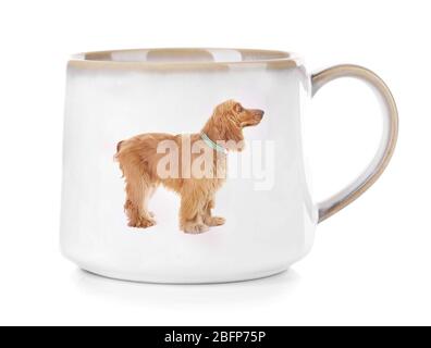 Kaffeetasse mit Foto von niedlichen Hund isoliert auf weiß Stockfoto