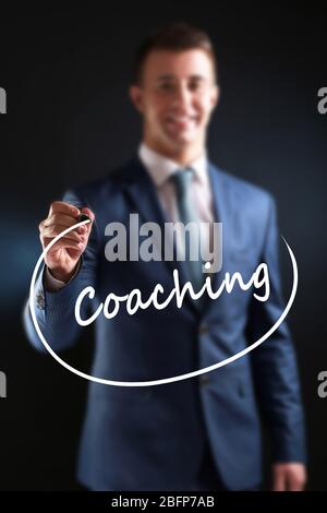 Business Training Konzept. Geschäftsmann schreibt auf dem Bildschirm, Nahaufnahme Stockfoto