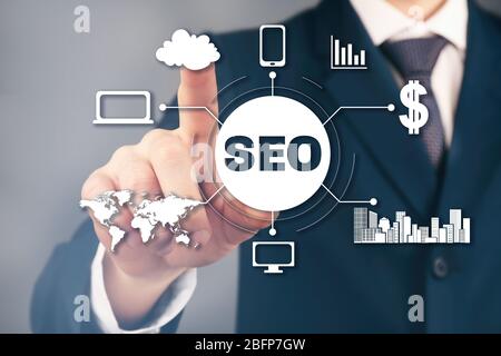 Geschäftsmann Taste auf virtuellen Bildschirm. SEO-Technologie Stockfoto