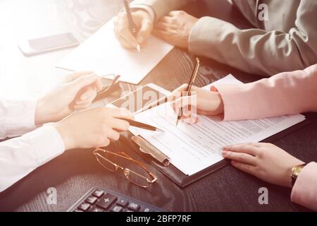 Menschliche Hände mit Dokumenten arbeiten am Schreibtisch closeup Stockfoto