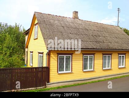 Blick auf die Straße mit altem Holzhaus in Parnu Estland Stockfoto