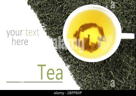 Tasse mit gebrühtem trockenem Tee auf weißem Hintergrund. Platz für Text. Stockfoto