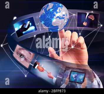 Männliche Hand arbeitet mit modernen Computer-Schnittstelle. Globale Internetverbindung. Business Network und Social Media Konzept. Stockfoto