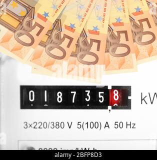 Euro-Banknoten und elektrische Zähler Display Hintergrund. Stockfoto