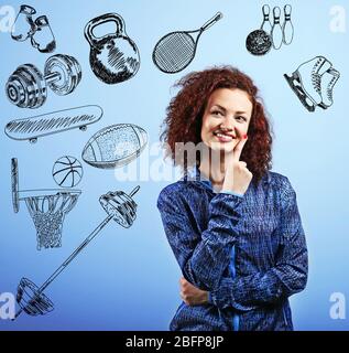 Sportliche junge Frau auf blauem Hintergrund. Sport Lifestyle Konzept. Vielfalt der Sport-Symbole auf Hintergrund. Stockfoto