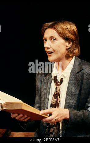 Eileen Atkins (Virginia Woolf) in EINEM EIGENEN RAUM nach Vorträgen von Virginia Woolf, adaptiert und inszeniert von Patrick Garland im Hampstead Theater, London NW3 09/05/1989 Stockfoto