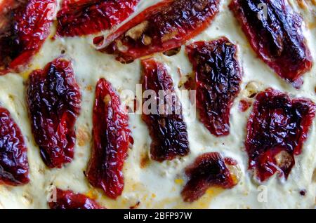 Gebratene rote Paprika oder Paprika mit Reis und Hackfleisch mit Ei und Milch Bewässerung bedeckt gefüllt, Sofia, Bulgarien, Europa Stockfoto