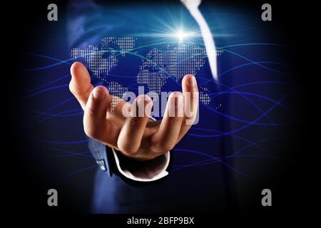 Geschäftsmann hält digitale Weltkarte in der Hand. Weltkarte und Binärcode auf Digitalanzeige. Technologiekonzept. Stockfoto