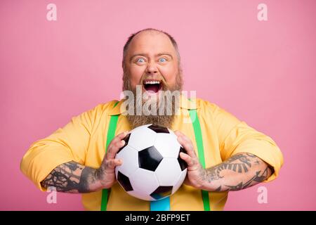 Nahaufnahme Porträt seiner er nett süchtig verrückt überglücklich fröhlich fröhlich bärtigen Kerl in Händen halten Ball spielen Spaß isoliert über rosa Stockfoto