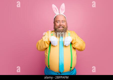 Porträt von seinem er nette funky fröhlich fröhlich bärtigen Kerl trägt Hasen Ohren weiße Handschuhe vorgeben Pfoten wie Kaninchen Spaß Narren isoliert über Stockfoto